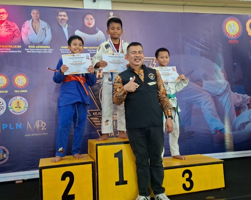 Ketua KONI Kepri Usep Rs Memberikan Medali dan Sertifikat kepada Atlet Jujitsu kepri Di Mall Botania 2 Kota batam.F/Dino