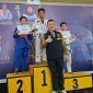 Ketua KONI Kepri Usep Rs Memberikan Medali dan Sertifikat kepada Atlet Jujitsu kepri Di Mall Botania 2 Kota batam.F/Dino