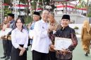 Amsakar menyerahkan penghargaan kepada sejumlah ASN Pemerintah Kota Batam yang memasuki masa purna bakti dengan Terhitung Mulai Tanggal (TMT) 1 Agustus 2026. 