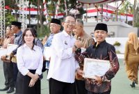 Amsakar menyerahkan penghargaan kepada sejumlah ASN Pemerintah Kota Batam yang memasuki masa purna bakti dengan Terhitung Mulai Tanggal (TMT) 1 Agustus 2026. 