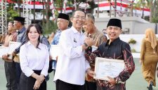 Amsakar menyerahkan penghargaan kepada sejumlah ASN Pemerintah Kota Batam yang memasuki masa purna bakti dengan Terhitung Mulai Tanggal (TMT) 1 Agustus 2026. 
