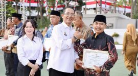 Amsakar menyerahkan penghargaan kepada sejumlah ASN Pemerintah Kota Batam yang memasuki masa purna bakti dengan Terhitung Mulai Tanggal (TMT) 1 Agustus 2026. 