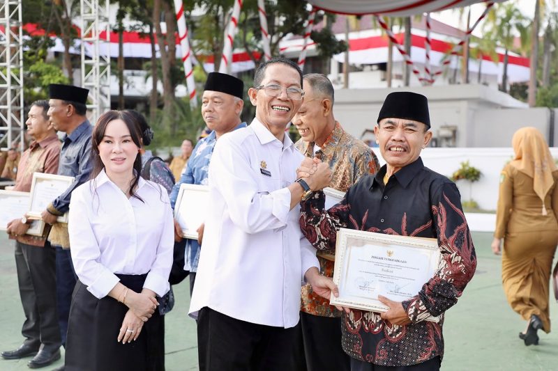 Amsakar menyerahkan penghargaan kepada sejumlah ASN Pemerintah Kota Batam yang memasuki masa purna bakti dengan Terhitung Mulai Tanggal (TMT) 1 Agustus 2026. 