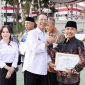 Amsakar menyerahkan penghargaan kepada sejumlah ASN Pemerintah Kota Batam yang memasuki masa purna bakti dengan Terhitung Mulai Tanggal (TMT) 1 Agustus 2026. 