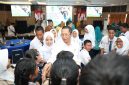 Sejumlah siswa menyalami Wali Kota Batam, Amsakar Achmad, di Kantor Wali Kota Batam, Senin (3/8/2026). F/Dok HUMAS DISKOMINFO BATAM