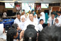 Sejumlah siswa menyalami Wali Kota Batam, Amsakar Achmad, di Kantor Wali Kota Batam, Senin (3/8/2026). F/Dok HUMAS DISKOMINFO BATAM