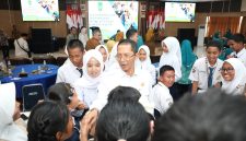 Sejumlah siswa menyalami Wali Kota Batam, Amsakar Achmad, di Kantor Wali Kota Batam, Senin (3/8/2026). F/Dok HUMAS DISKOMINFO BATAM