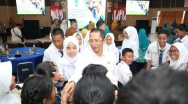 Sejumlah siswa menyalami Wali Kota Batam, Amsakar Achmad, di Kantor Wali Kota Batam, Senin (3/8/2026). F/Dok HUMAS DISKOMINFO BATAM
