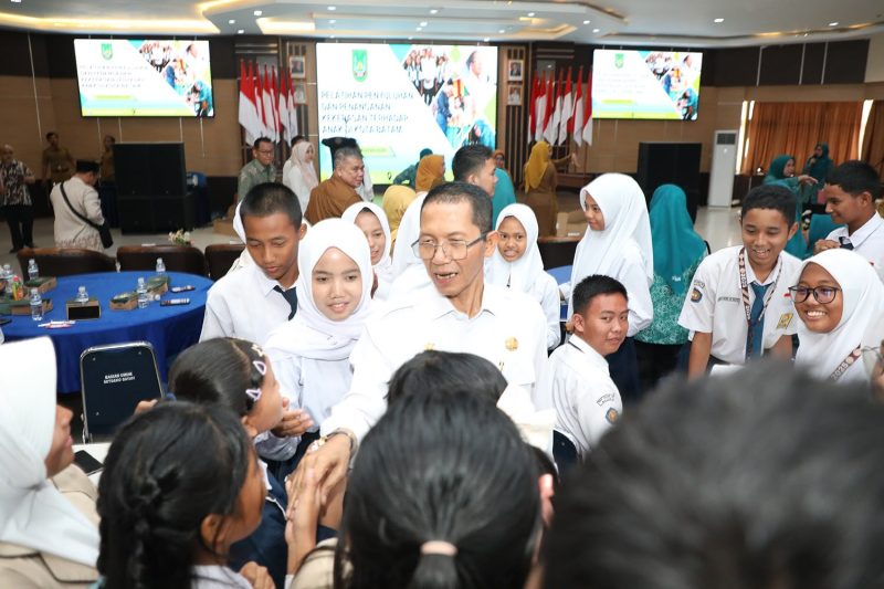 Sejumlah siswa menyalami Wali Kota Batam, Amsakar Achmad, di Kantor Wali Kota Batam, Senin (3/8/2026). F/Dok HUMAS DISKOMINFO BATAM