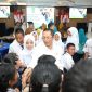 Sejumlah siswa menyalami Wali Kota Batam, Amsakar Achmad, di Kantor Wali Kota Batam, Senin (3/8/2026). F/Dok HUMAS DISKOMINFO BATAM