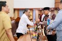Wali Kota Batam, Amsakar Achmad, menyerahkan Rancangan Perubahan KUA-PPAS kepada pimpinan DPRD Batam saat Sidang Paripurna di Kantor DPRD Batam, Senin (3/8/2026).F/Dok Humas Pemko Batam