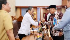 Wali Kota Batam, Amsakar Achmad, menyerahkan Rancangan Perubahan KUA-PPAS kepada pimpinan DPRD Batam saat Sidang Paripurna di Kantor DPRD Batam, Senin (3/8/2026).F/Dok Humas Pemko Batam