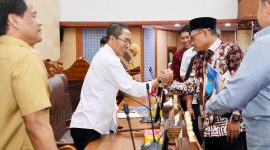 Wali Kota Batam, Amsakar Achmad, menyerahkan Rancangan Perubahan KUA-PPAS kepada pimpinan DPRD Batam saat Sidang Paripurna di Kantor DPRD Batam, Senin (3/8/2026).F/Dok Humas Pemko Batam