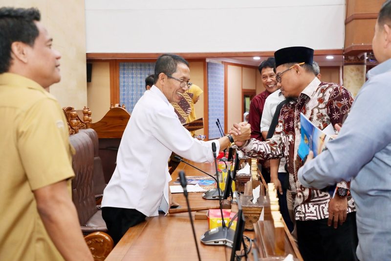Wali Kota Batam, Amsakar Achmad, menyerahkan Rancangan Perubahan KUA-PPAS kepada pimpinan DPRD Batam saat Sidang Paripurna di Kantor DPRD Batam, Senin (3/8/2026).F/Dok Humas Pemko Batam