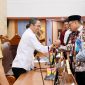 Wali Kota Batam, Amsakar Achmad, menyerahkan Rancangan Perubahan KUA-PPAS kepada pimpinan DPRD Batam saat Sidang Paripurna di Kantor DPRD Batam, Senin (3/8/2026).F/Dok Humas Pemko Batam
