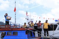 Polres Kepulauan Anambas Salurkan Bendera Merah Putih dan Bansos untuk Nelayan (dok/photo)