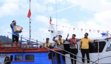 Polres Kepulauan Anambas Salurkan Bendera Merah Putih dan Bansos untuk Nelayan (dok/photo)