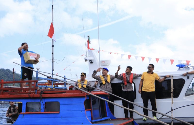 Polres Kepulauan Anambas Salurkan Bendera Merah Putih dan Bansos untuk Nelayan (dok/photo)