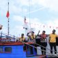 Polres Kepulauan Anambas Salurkan Bendera Merah Putih dan Bansos untuk Nelayan (dok/photo)