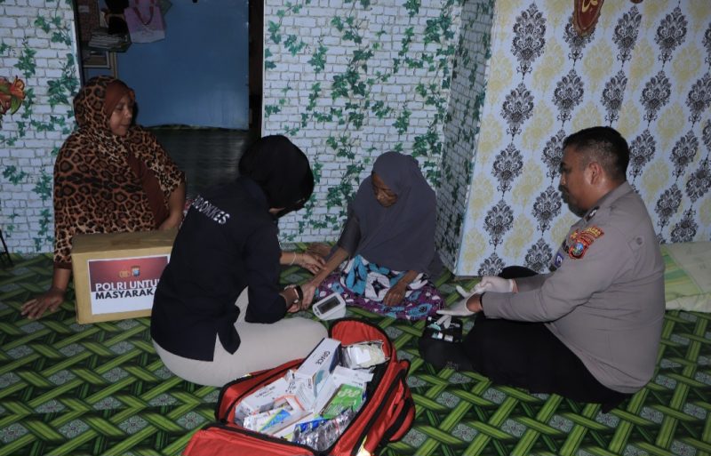 Kapolres Anambas dan Petugas Kesehatan (ket.photo)