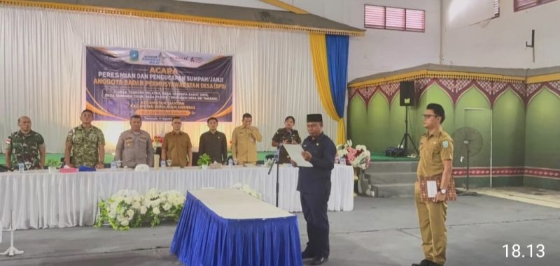 Camat Siantan  Syamsir S.Ap (ket, photo)