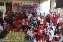 Camat Siantan Syamsir bersama warga 