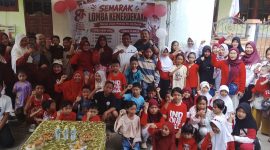 Camat Siantan Syamsir bersama warga 