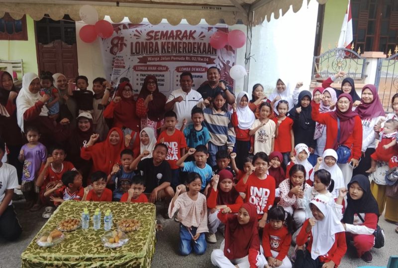 Camat Siantan Syamsir bersama warga 