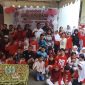 Camat Siantan Syamsir bersama warga 
