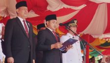 Ketua DPRD Kabupaten Kepulauan Anambas, Rian Kurniawan, mendapat kehormatan membacakan naskah Proklamasi Kemerdekaan Republik Indonesia pada Upacara Peringatan Hari Ulang Tahun (HUT) ke-81 Kemerdekaan RI di Lapangan Sepak Bola Sulaiman Abdullah, Tarempa, Senin (17/8/2026).