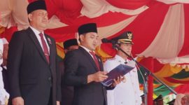 Ketua DPRD Kabupaten Kepulauan Anambas, Rian Kurniawan, mendapat kehormatan membacakan naskah Proklamasi Kemerdekaan Republik Indonesia pada Upacara Peringatan Hari Ulang Tahun (HUT) ke-81 Kemerdekaan RI di Lapangan Sepak Bola Sulaiman Abdullah, Tarempa, Senin (17/8/2026).