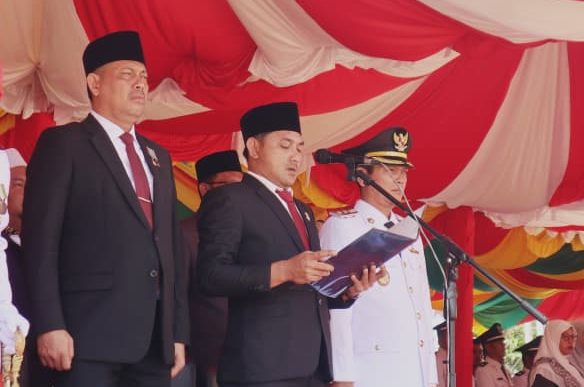 Ketua DPRD Kabupaten Kepulauan Anambas, Rian Kurniawan, mendapat kehormatan membacakan naskah Proklamasi Kemerdekaan Republik Indonesia pada Upacara Peringatan Hari Ulang Tahun (HUT) ke-81 Kemerdekaan RI di Lapangan Sepak Bola Sulaiman Abdullah, Tarempa, Senin (17/8/2026).