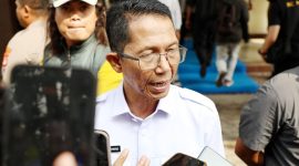 Wali Kota Batam, Amsakar Achmad, memberi keterangan kepada awak media usai menghadiri konferensi pers di Gedung Lancang Kuning Polda Kepri, Selasa (1/9/2026). 