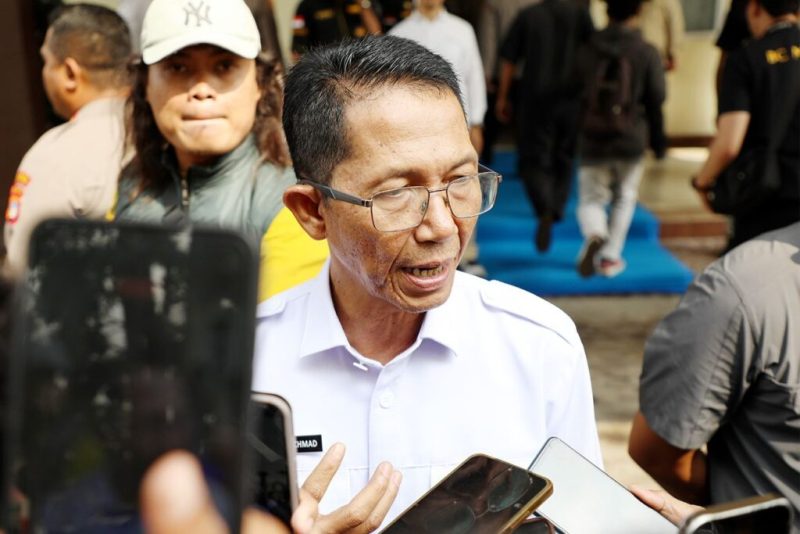 Wali Kota Batam, Amsakar Achmad, memberi keterangan kepada awak media usai menghadiri konferensi pers di Gedung Lancang Kuning Polda Kepri, Selasa (1/9/2026). 