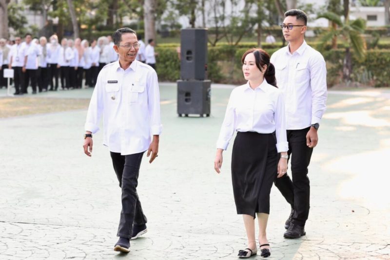 Wali Kota Batam, Amsakar Achmad, bersama Wakil Wali Kota Batam, Li Claudia Chandra, menghadiri apel gabungan di Dataran Engku Putri, Batamcentre, Rabu (2/9/2026). 