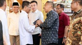 Wali Kota Batam, Amsakar Achmad, berbincang dengan sejumlah anggota DPRD Batam saat Rapat Paripurna DPRD Kota Batam di Ruang Sidang DPRD Kota Batam, Rabu (2/9/2026). 