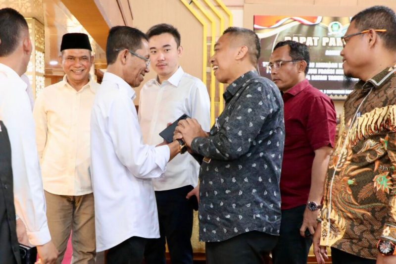 Wali Kota Batam, Amsakar Achmad, berbincang dengan sejumlah anggota DPRD Batam saat Rapat Paripurna DPRD Kota Batam di Ruang Sidang DPRD Kota Batam, Rabu (2/9/2026). 