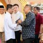 Wali Kota Batam, Amsakar Achmad, berbincang dengan sejumlah anggota DPRD Batam saat Rapat Paripurna DPRD Kota Batam di Ruang Sidang DPRD Kota Batam, Rabu (2/9/2026). 