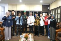 Wali Kota Batam, Amsakar Achmad, berdialog dengan mahasiswa dan pemuda saat menerima audiensi Koalisi Angkatan Muda Bersatu Kota Batam di Kantor Wali Kota Batam, Rabu (2/9/2026). 