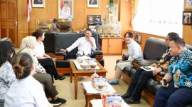 Wali Kota Batam, Amsakar Achmad, bersama Wakil Wali Kota Batam, Li Claudia Chandra, menerima kunjungan kerja pimpinan dan anggota DPRD Kota Tangerang Selatan di Ruang Kerja Wali Kota Batam. 