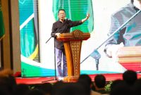 Wali Kota Batam, Amsakar Achmad, mengisi kuliah umum kepada 1.600 mahasiswa baru UIS Batam di Swiss-Belhotel Harbour Bay, Minggu (6/9/2026) malam