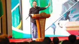 Wali Kota Batam, Amsakar Achmad, mengisi kuliah umum kepada 1.600 mahasiswa baru UIS Batam di Swiss-Belhotel Harbour Bay, Minggu (6/9/2026) malam