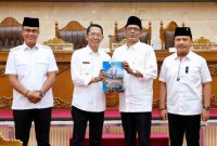 Wali Kota Batam, Amsakar Achmad, menyerahkan nota keuangan tentang APBD 2027 kepada pimpinan DPRD Batam saat Sidang Paripurna di DPRD Batam, Senin (7/9/2026). 