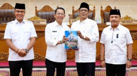 Wali Kota Batam, Amsakar Achmad, menyerahkan nota keuangan tentang APBD 2027 kepada pimpinan DPRD Batam saat Sidang Paripurna di DPRD Batam, Senin (7/9/2026). 