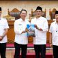 Wali Kota Batam, Amsakar Achmad, menyerahkan nota keuangan tentang APBD 2027 kepada pimpinan DPRD Batam saat Sidang Paripurna di DPRD Batam, Senin (7/9/2026). 
