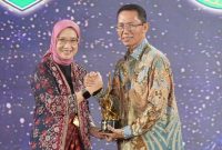 Menteri PANRB, Rini Widyantini, menyerahkan piala penghargaan kepada Wali Kota Batam, Amsakar Achmad, di Birawa Assembly Hall, Hotel Bidakara, Jakarta, Rabu (9/9/2026) malam.