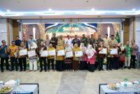 Wali Kota Batam, Amsakar Achmad, bersama Forkopimda Batam dan pemenang BIA 2026 usai penyerahan piala dan piagam di Auditorium Politeknik Negeri Batam, Kamis (10/9/2026).