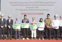 PLN Batam Serahkan Kartu BPJS Ketenagakerjaan Kepada Pekerja Informal  (dok/photo)