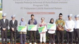PLN Batam Serahkan Kartu BPJS Ketenagakerjaan Kepada Pekerja Informal  (dok/photo)