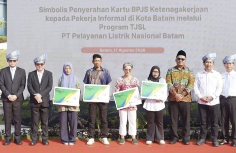 PLN Batam Serahkan Kartu BPJS Ketenagakerjaan Kepada Pekerja Informal  (dok/photo)